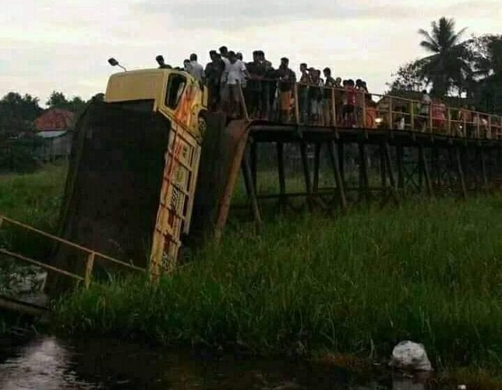  Jembatan Ambruk, Truk Jambu Terjungkal