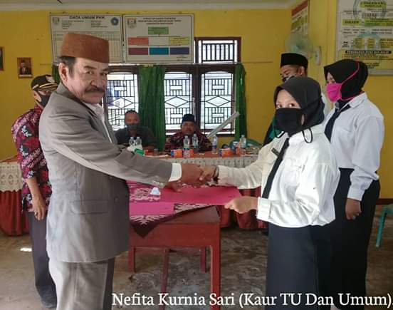 Kades Imron Rosadi Lantik Tiga Orang Perangkat Desa Biyuku