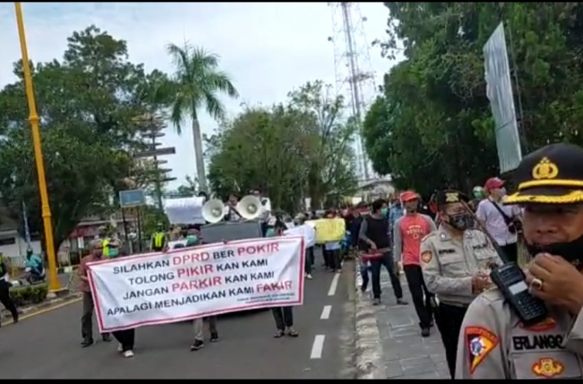  Ratusan massa tergabung FMJK Minta ketua Dprd tindak anggotanya bermain proyek Pokir