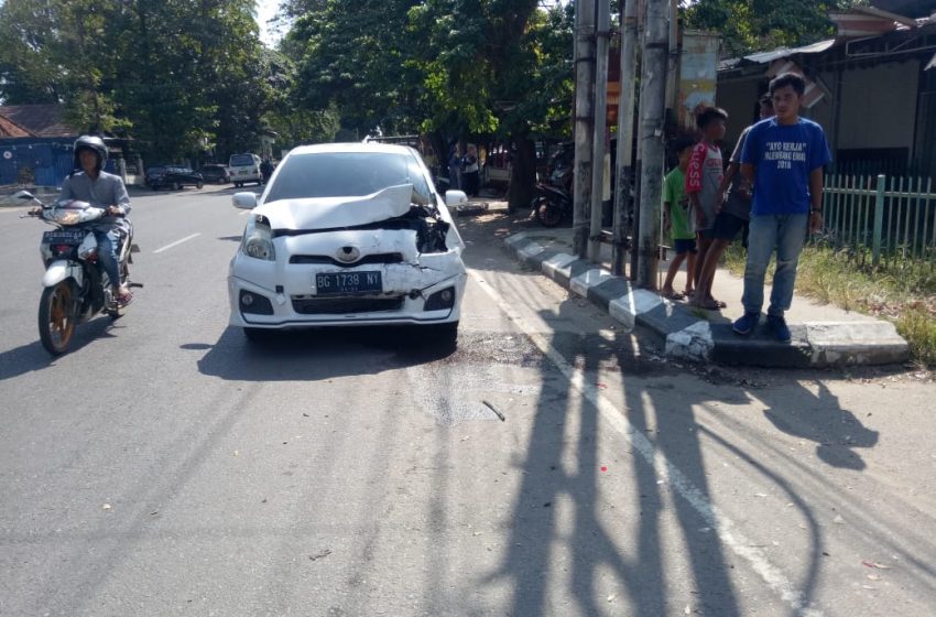  Gara-Gara Handphone, Pengemudi Yaris Hantam Becak dan CRV