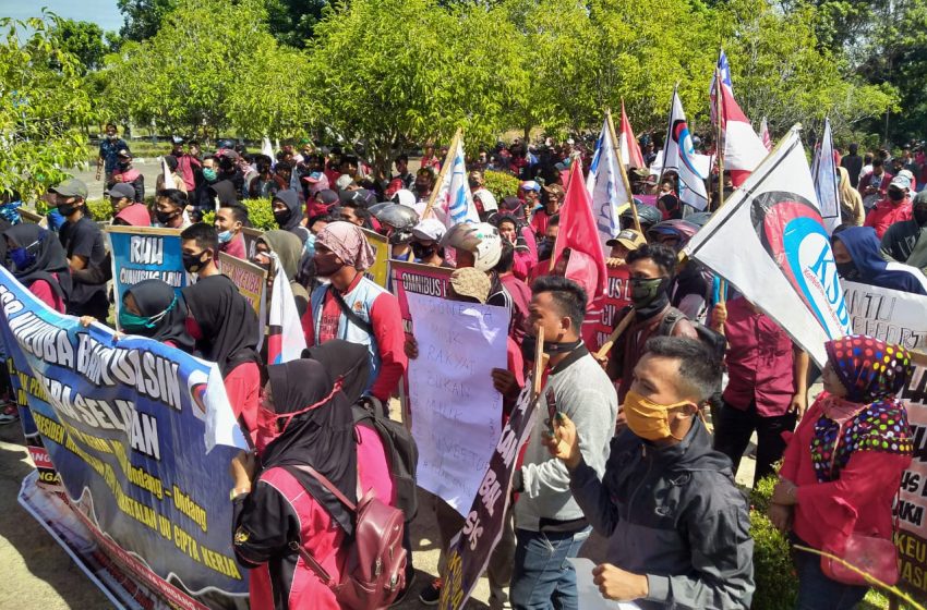  Ratusan Buruh di Banyuasin Tolak UU Omnibus Law