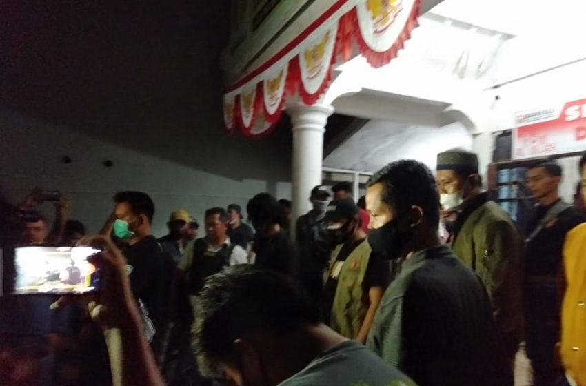 Diduga Lakukan Money Politic di PALI, Tiga Orang Warga Diamankan Bersama Mobil Plat Merah dan Amplop Berisi Uang