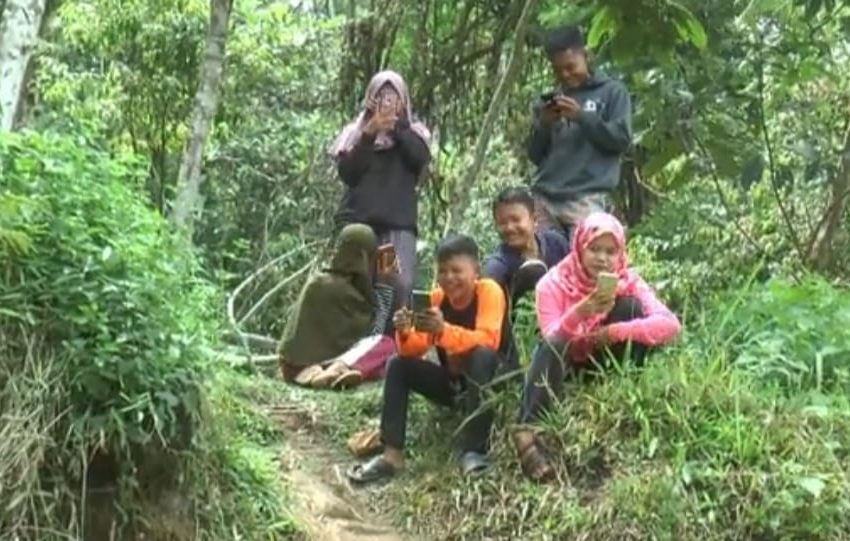  Susah Sinyal Belajar Daring, Siswa Tempuh Jalan Kiloan Meter