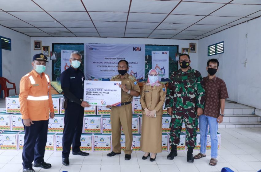 PT KAI Berikan Bantuan CSR 300 Paket Sembako untuk Masyarakat Desa Merapi