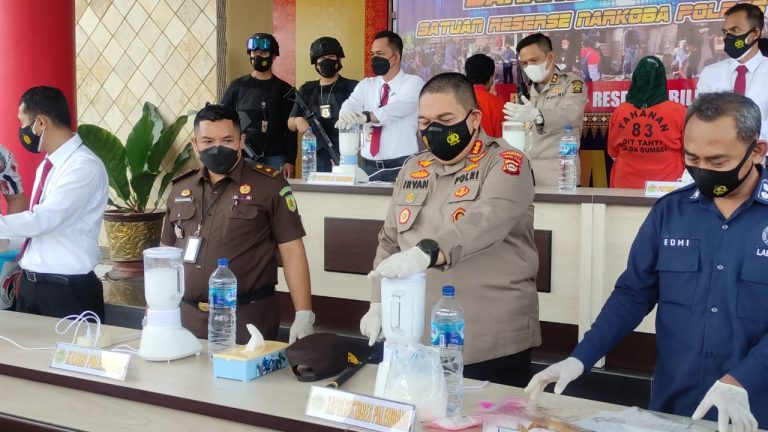  Polrestabes Palembang Blender Ratusan Butir Pil Ektasi dan Sabu