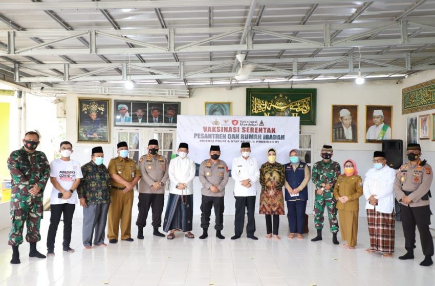  Wagub Sumsel Pantau Pemberian Vaksinasi untuk 6 Ribu Santri di Sumsel