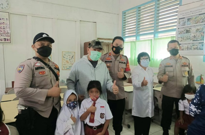  Polsek IT I Jemput Bola Laksanakan Vaksinasi SDN 45 Palembang
