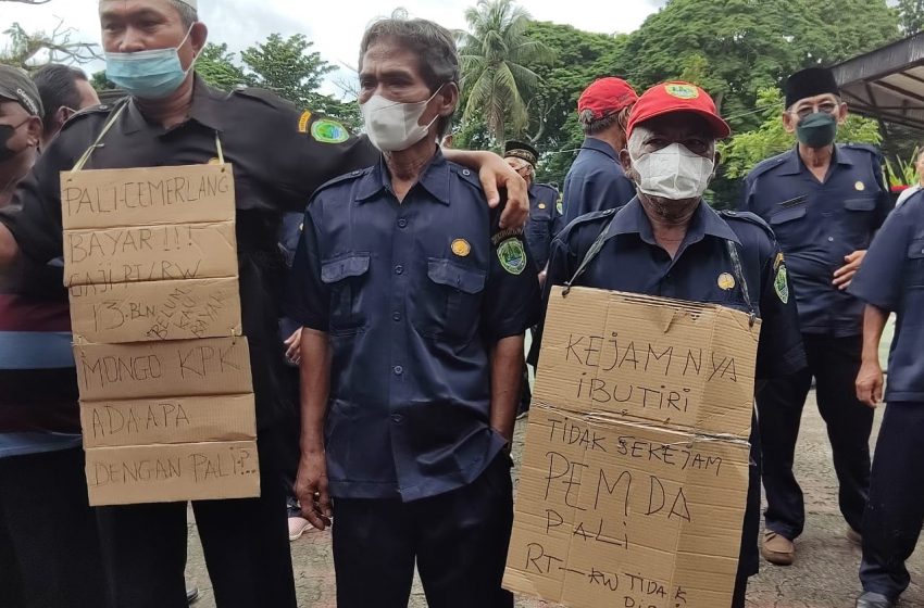  Gaji 14 Bulan Belum di Bayar, Puluhan Ketua RT RW Geruduk Kantor DPRD PALI