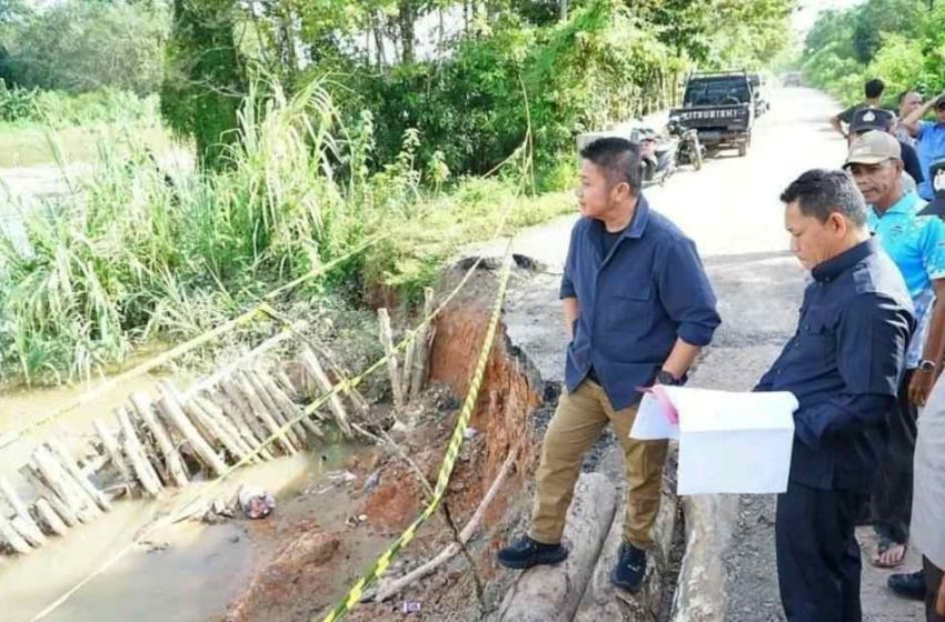  Gubernur Sumsel Tinjau Lokasi Jalan Amblas Akibat Pergeseran Tanah di OKU