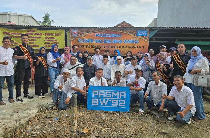  Paguyuban Alumni 1992 SMA Bina Warga Palembang Bagikan Ratusan Nasi Kotak