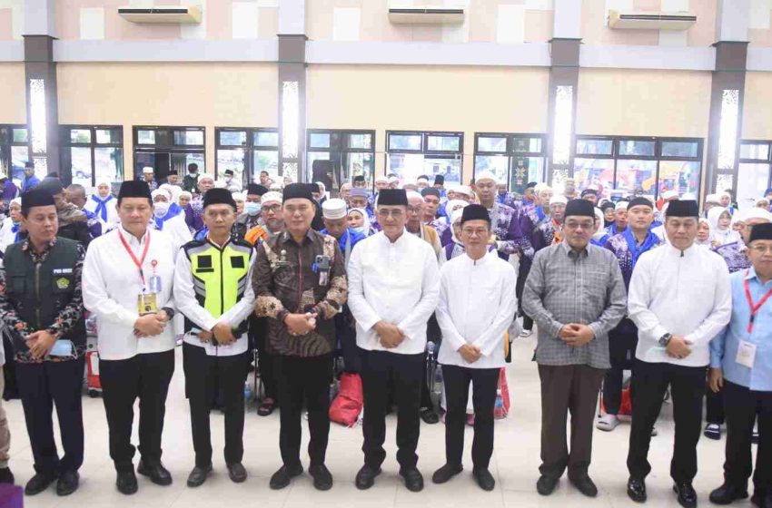  Sekda Sumsel Sambut Hangat Kepulangan Jemaah Haji Kloter Pertama OKU Timur